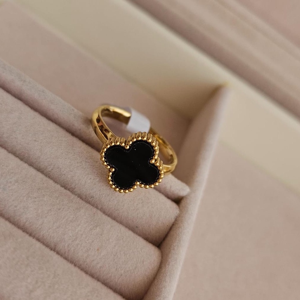 Elegant Gold and Black Clover Ring